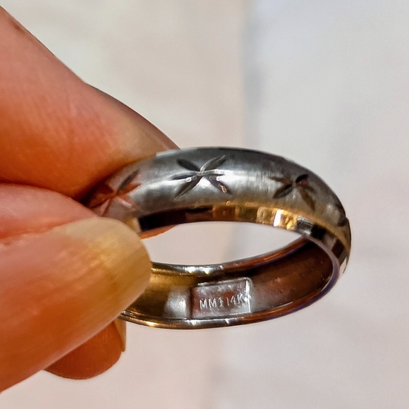14K White Gold Diamond Cut Band Ring